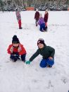 śnieżne zabawy na boisku